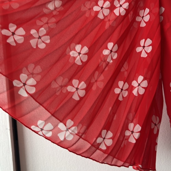 Aqua red print top with elastic waist and pleated sleeves. Size large - Picture 2 of 5